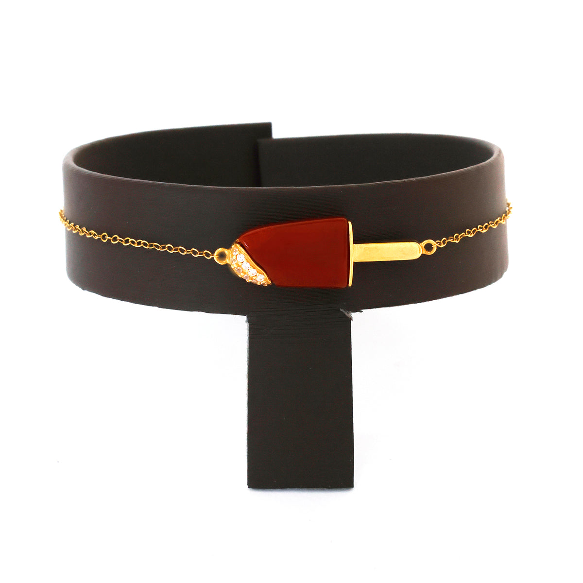 Gold bracelet with a brown accent 