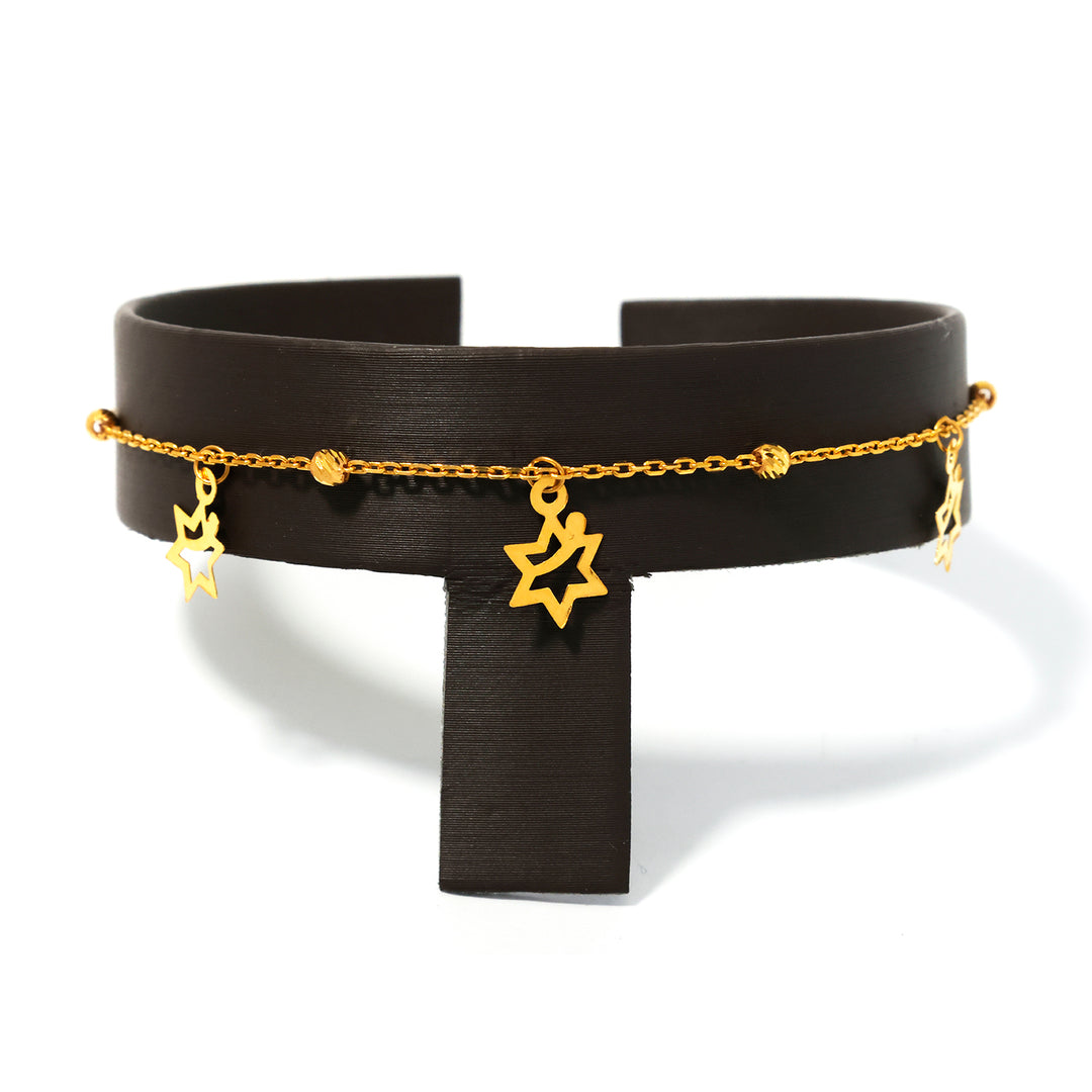 Black choker مع ذهب سلسلة و نجمة معلقات on white background