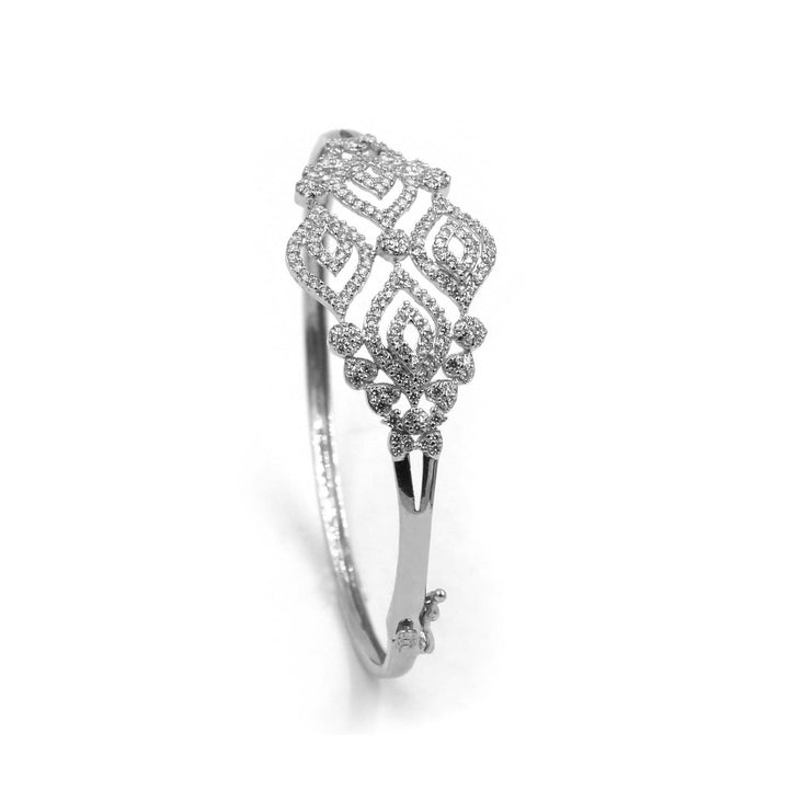 18K White Gold Bracelet with Broad Diamond Floral Pattern