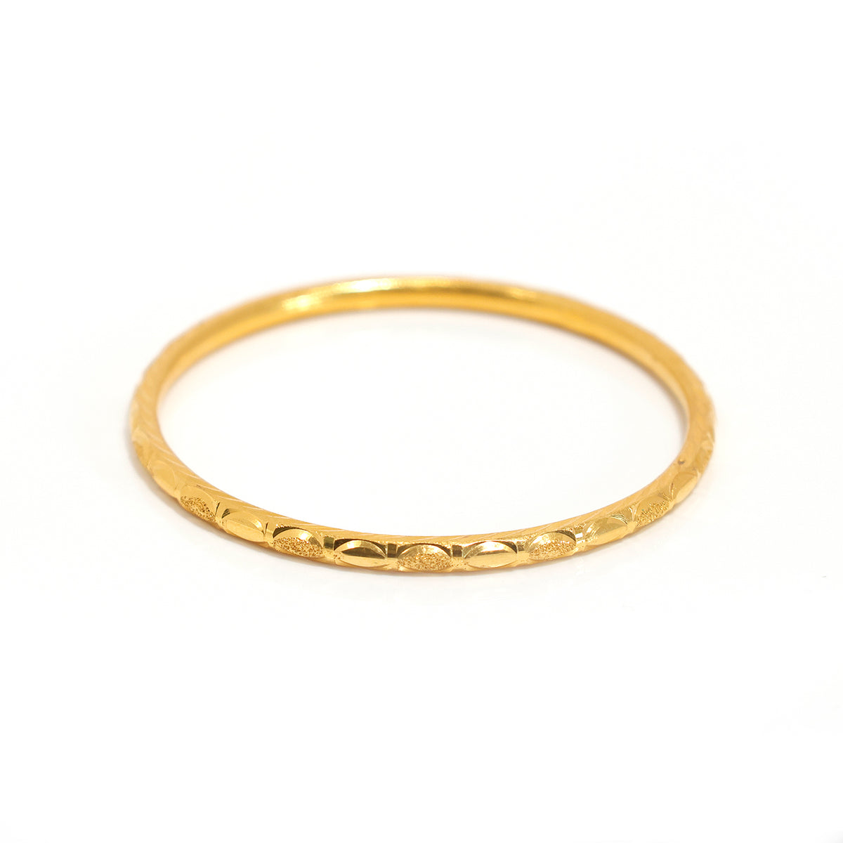 21K Gold Bangle – Lightweight Subtle Pattern Slim Contour – Close View