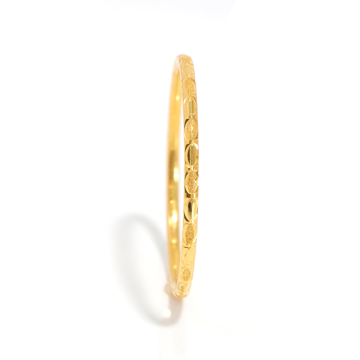 21K Gold Bangle – Lightweight Subtle Pattern Slim Contour – Main View
