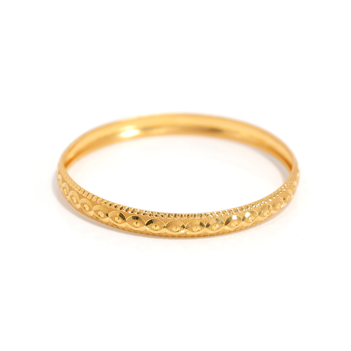 21K Gold Bangle with Scalloped Pattern and Polished Finish - Close View