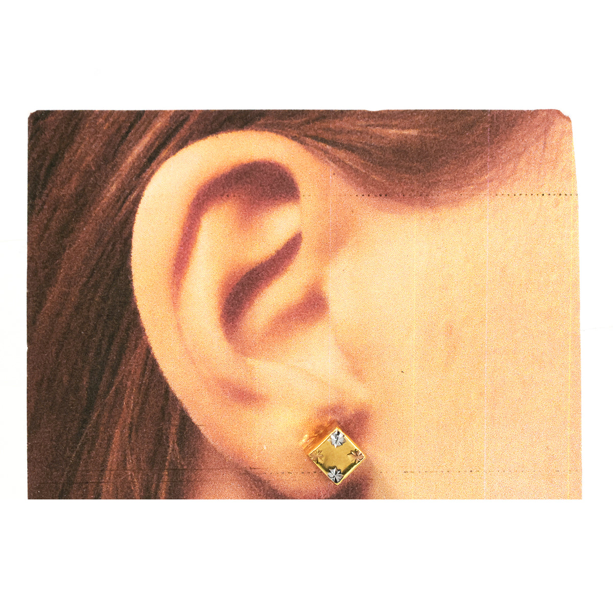 ذهب قرط worn on model's ear مع neutral background