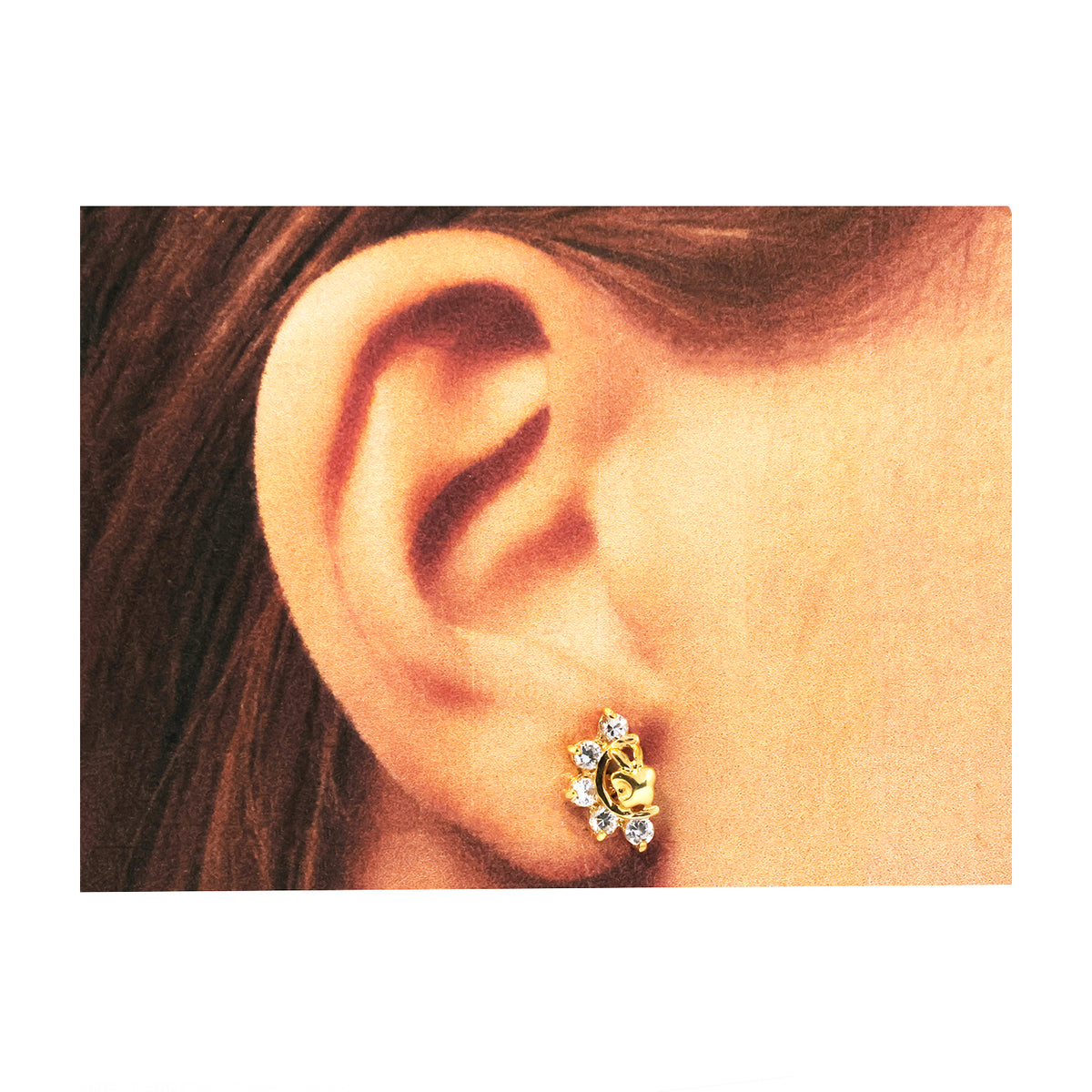 Close-up من ear weaخاتم ذهب قرط مع gemstones on white background