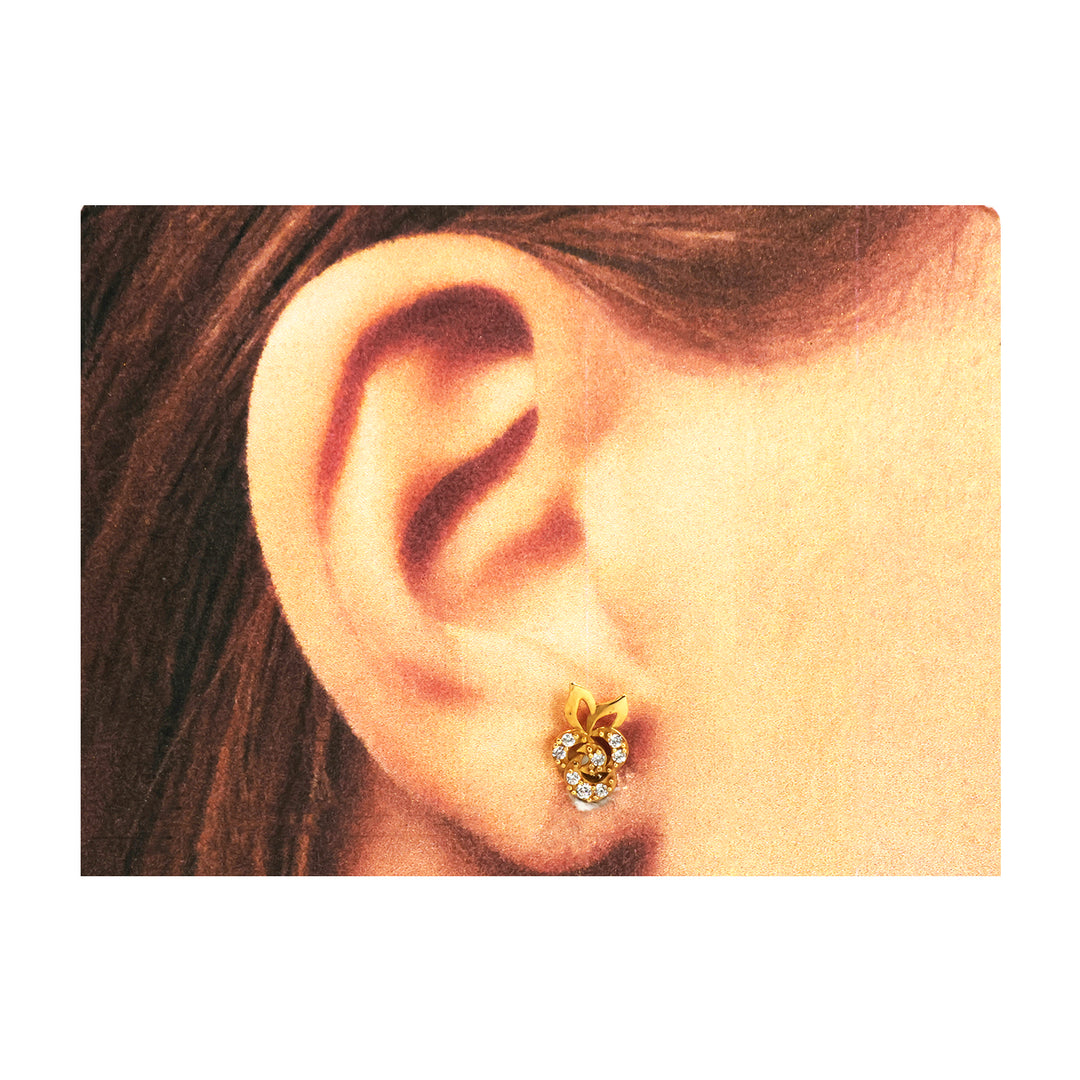 ذهب قرط worn on ear مع neutral background