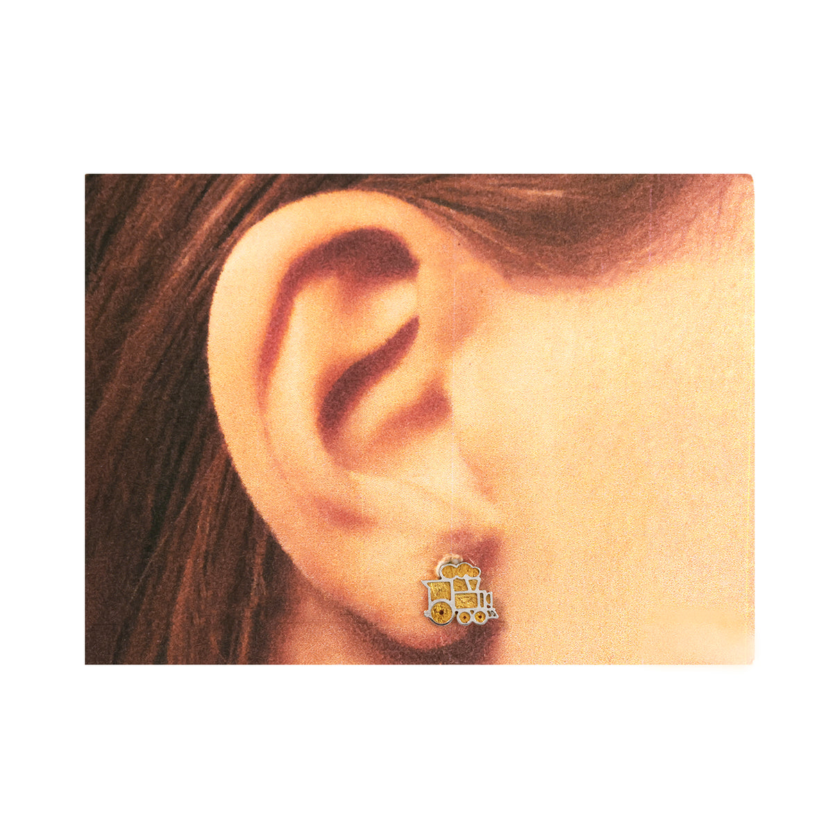 Close-up من ear weaخاتم small قرط مع geometric design.