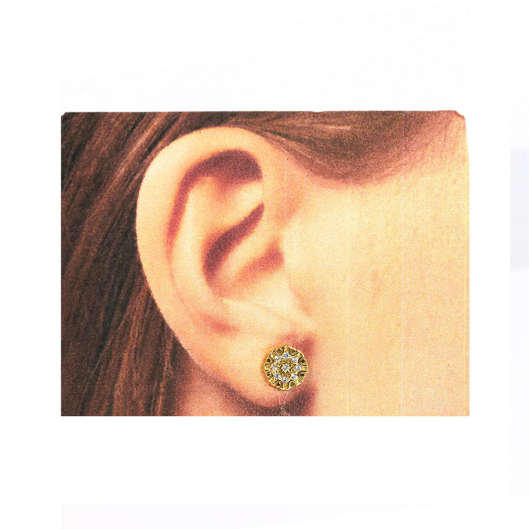 Close-up من ear weaخاتم ذهب ألماس stud قرط on white background