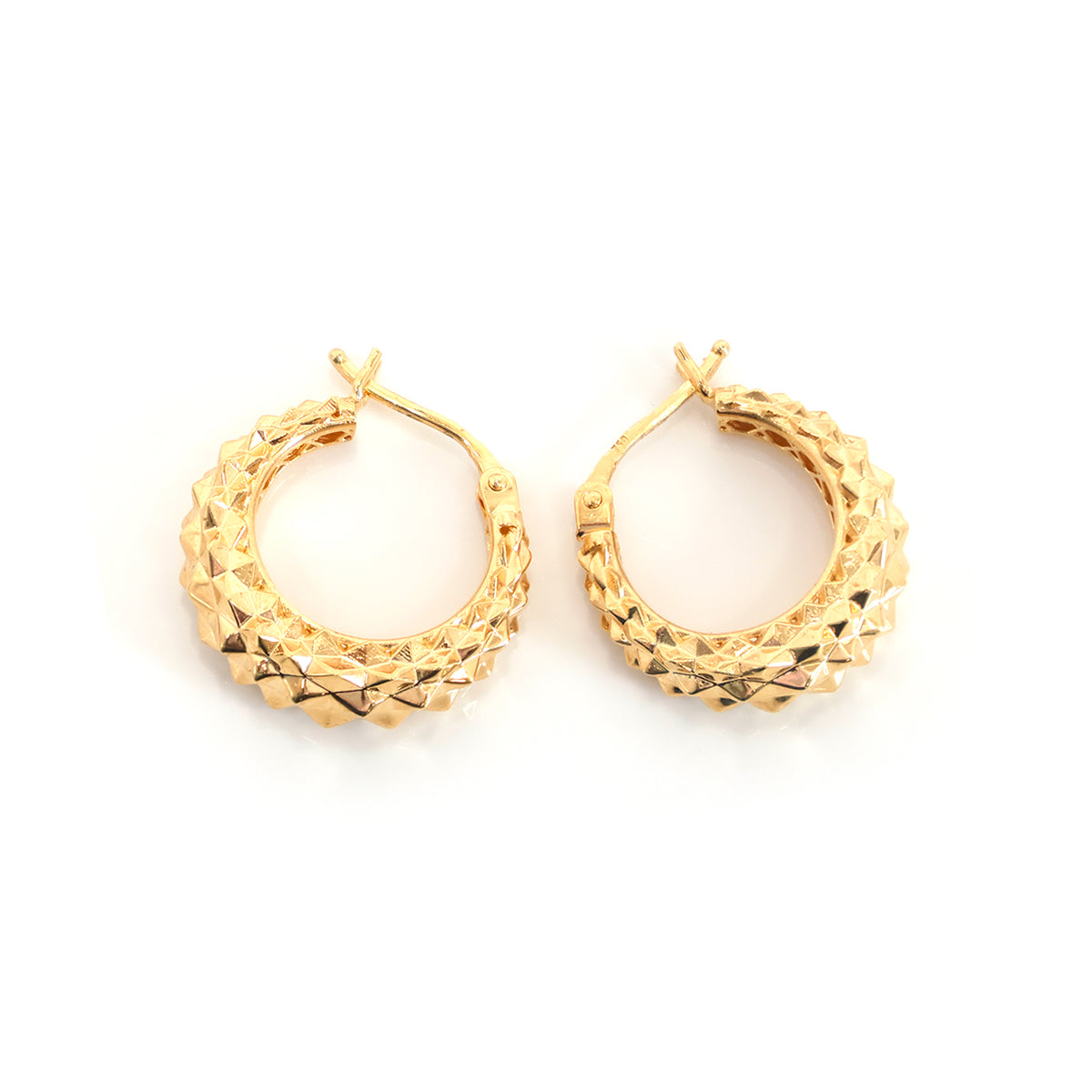 18K Gold Earrings – chunky hoop with all-over diamond-cut lattice texture – Main View