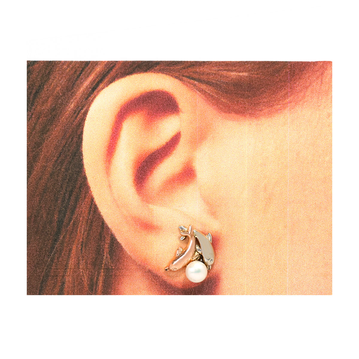 Close-up من ear weaخاتم ذهب و لؤلؤ قرط.