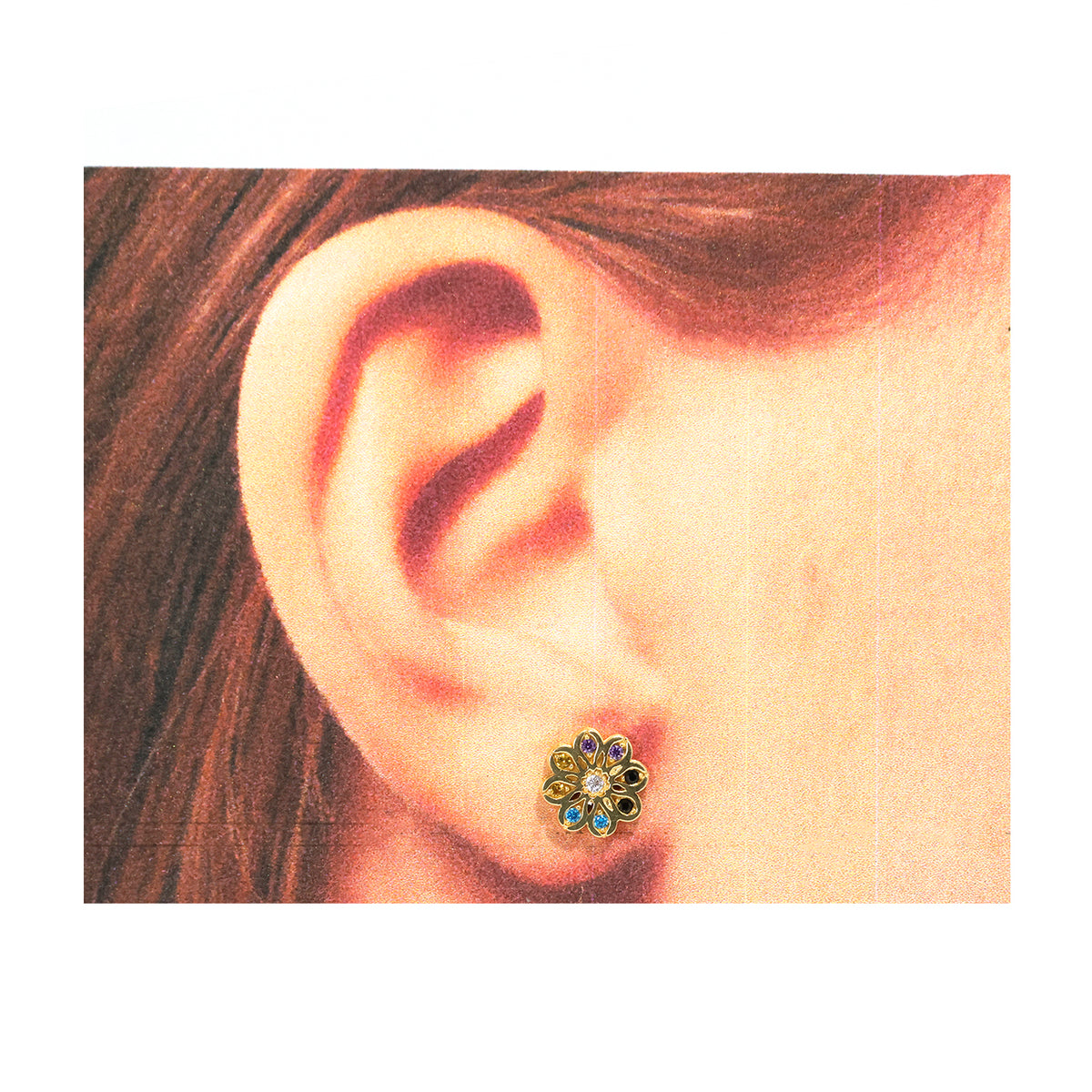Close-up من ear weaخاتم floral stud قرط مع gemstones.