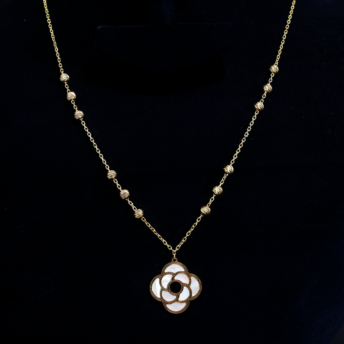 18K Gold Necklace – Clover Design with Mother of Pearl – Close View