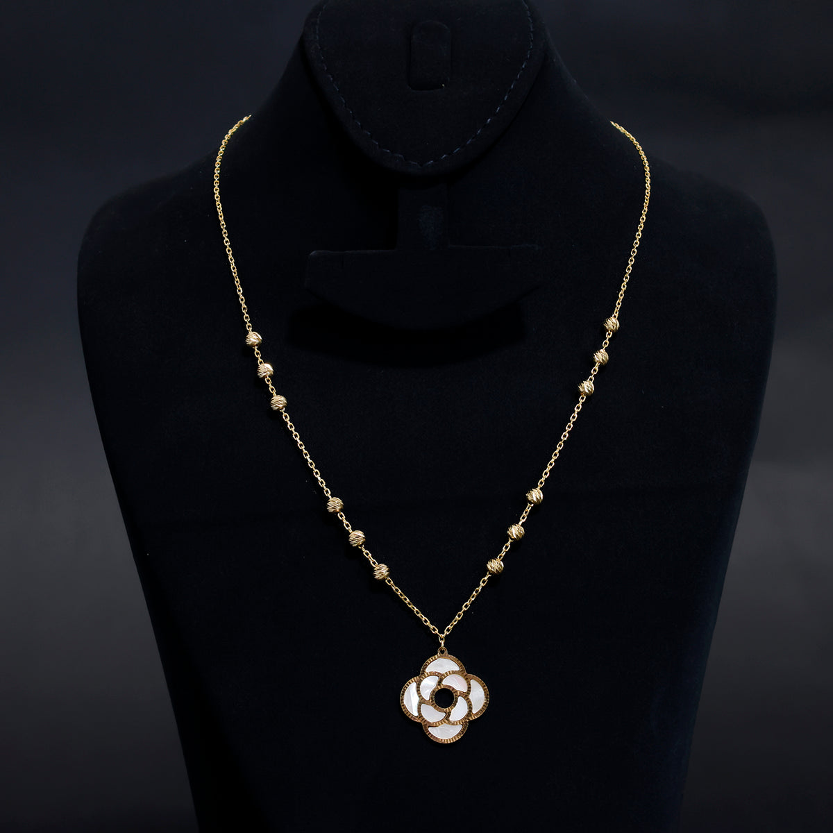 18K Gold Necklace – Clover Design with Mother of Pearl – Main View