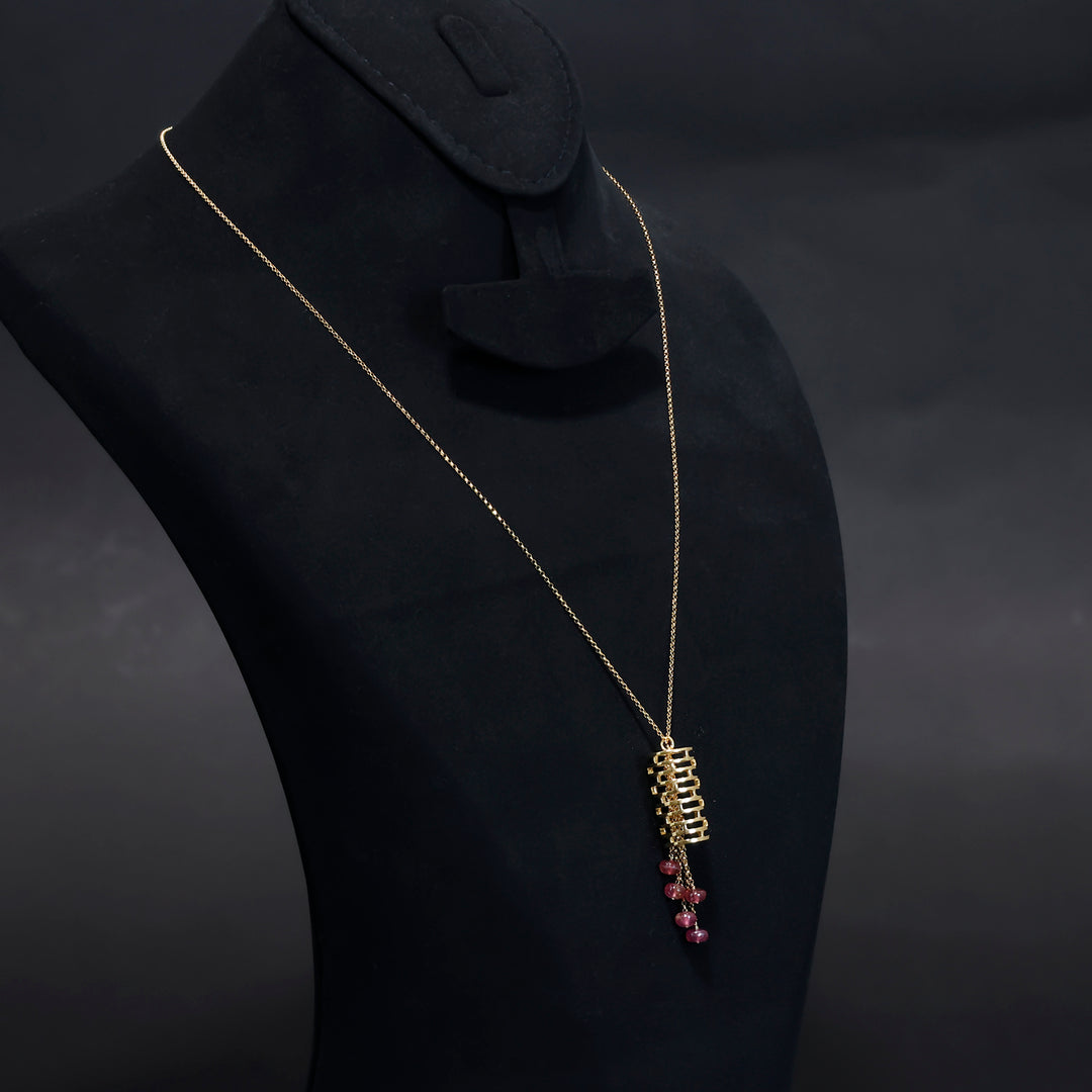 18K ذهب قلادة مع Red Coloured Beads – بدون مصنعية - Side Angle