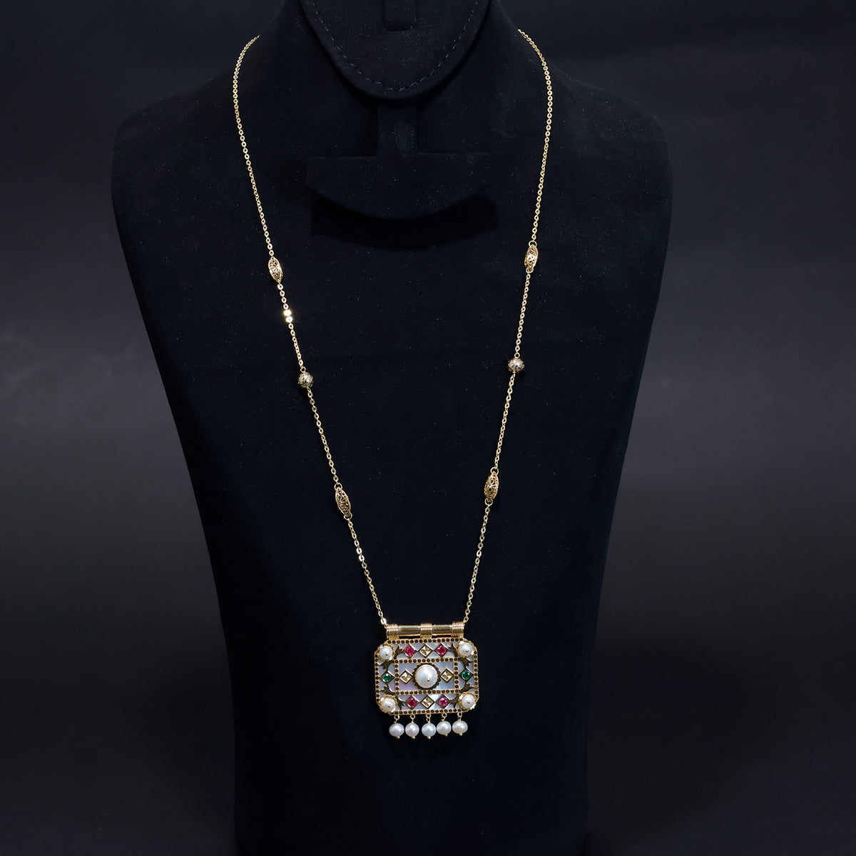 18K Gold Necklace with Traditional Pendant Design – Main View