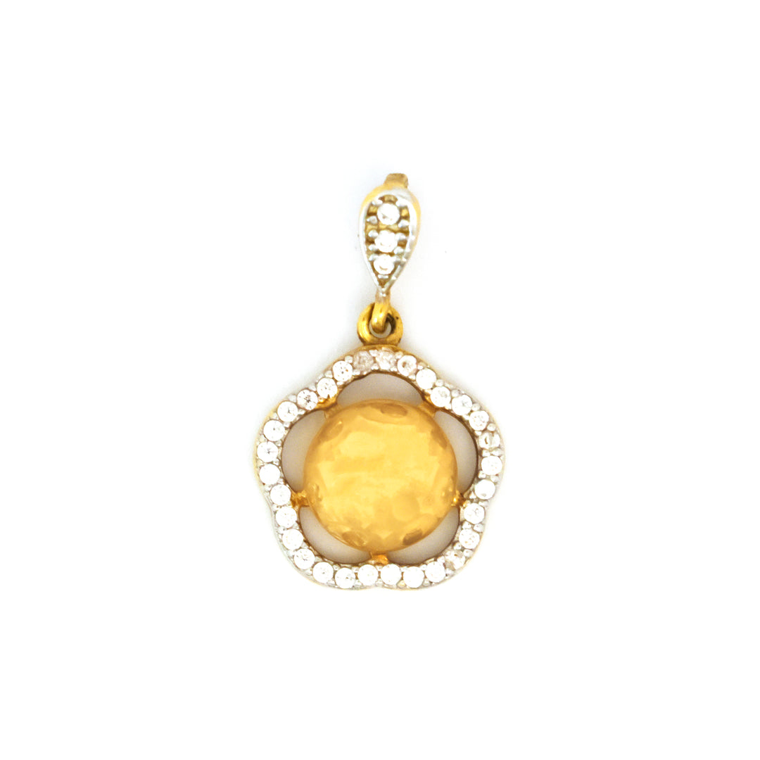 ذهب معلقة مع yellow gemstone on white background