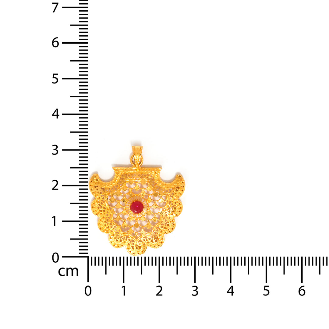 ذهب سوار مع green فراشة charms on white background