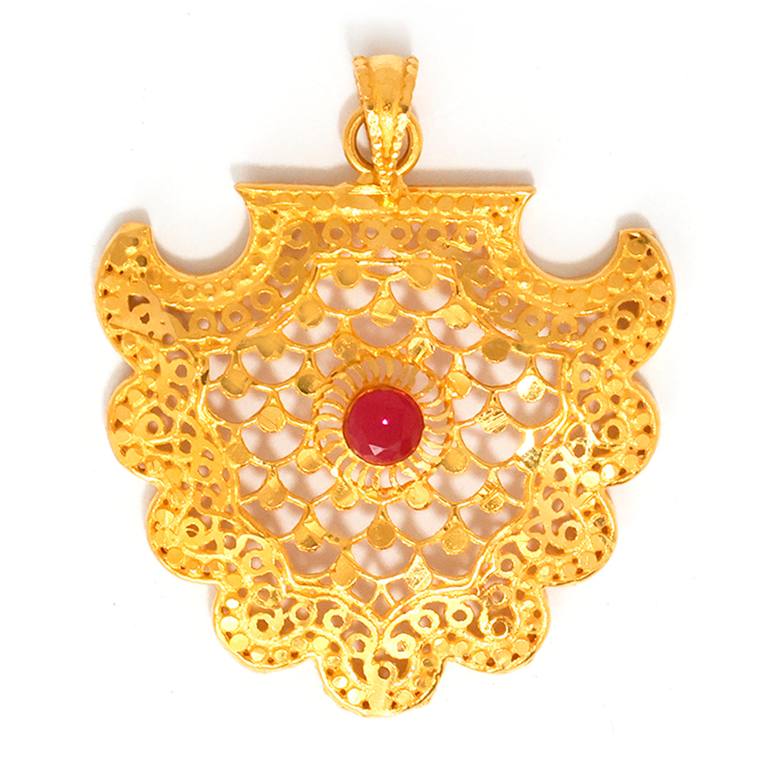 ذهب معلقة مع red gemstone on white background