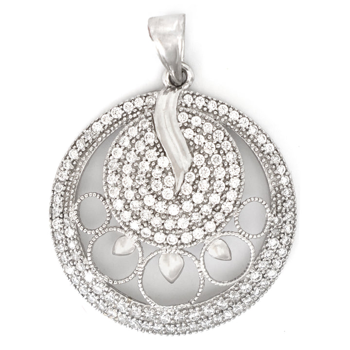 فضة معلقة مع intricate design on white background