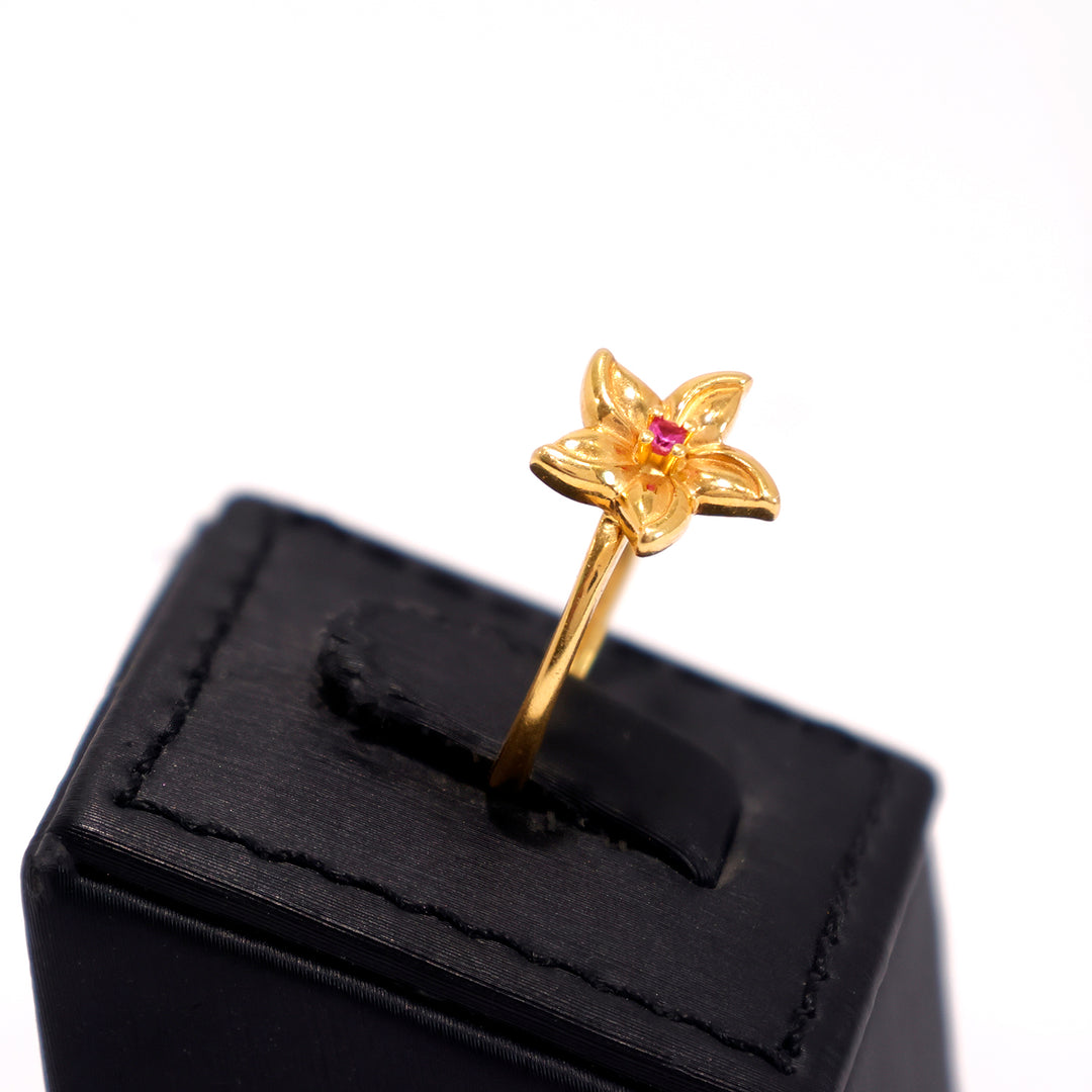 22K Gold Ring – Floral Design with Red-Tone Stone – Side Angle