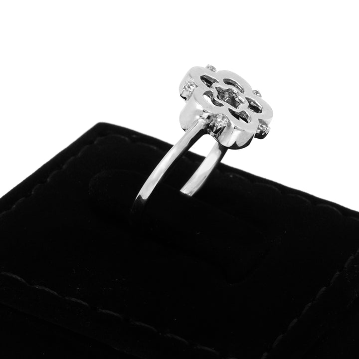 فضة خاتم مع floral design on black cushion