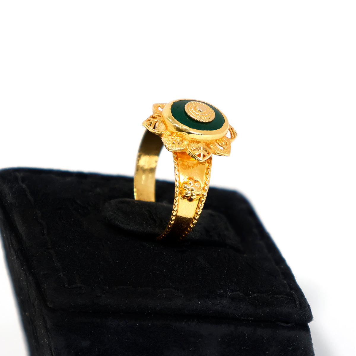 his rings features a deep green round centre - zero making charge 