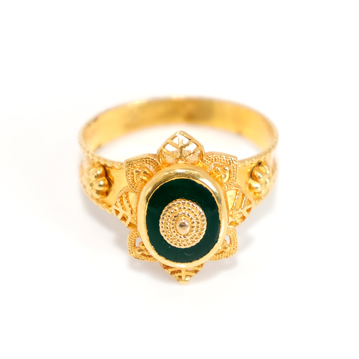 his rings features a deep green round centre