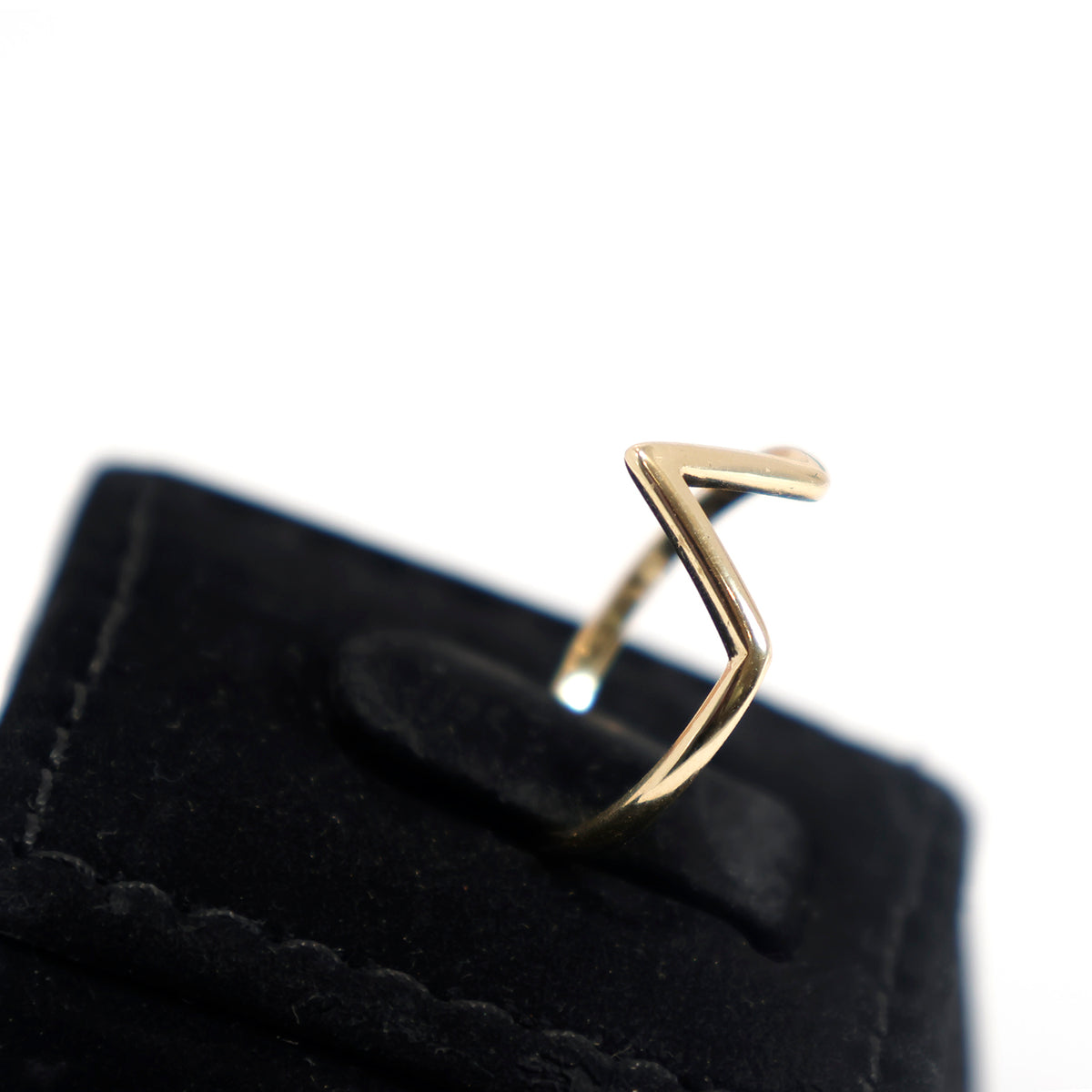 18K Gold Ring – Slim Band with high-polish finish – Side Angle