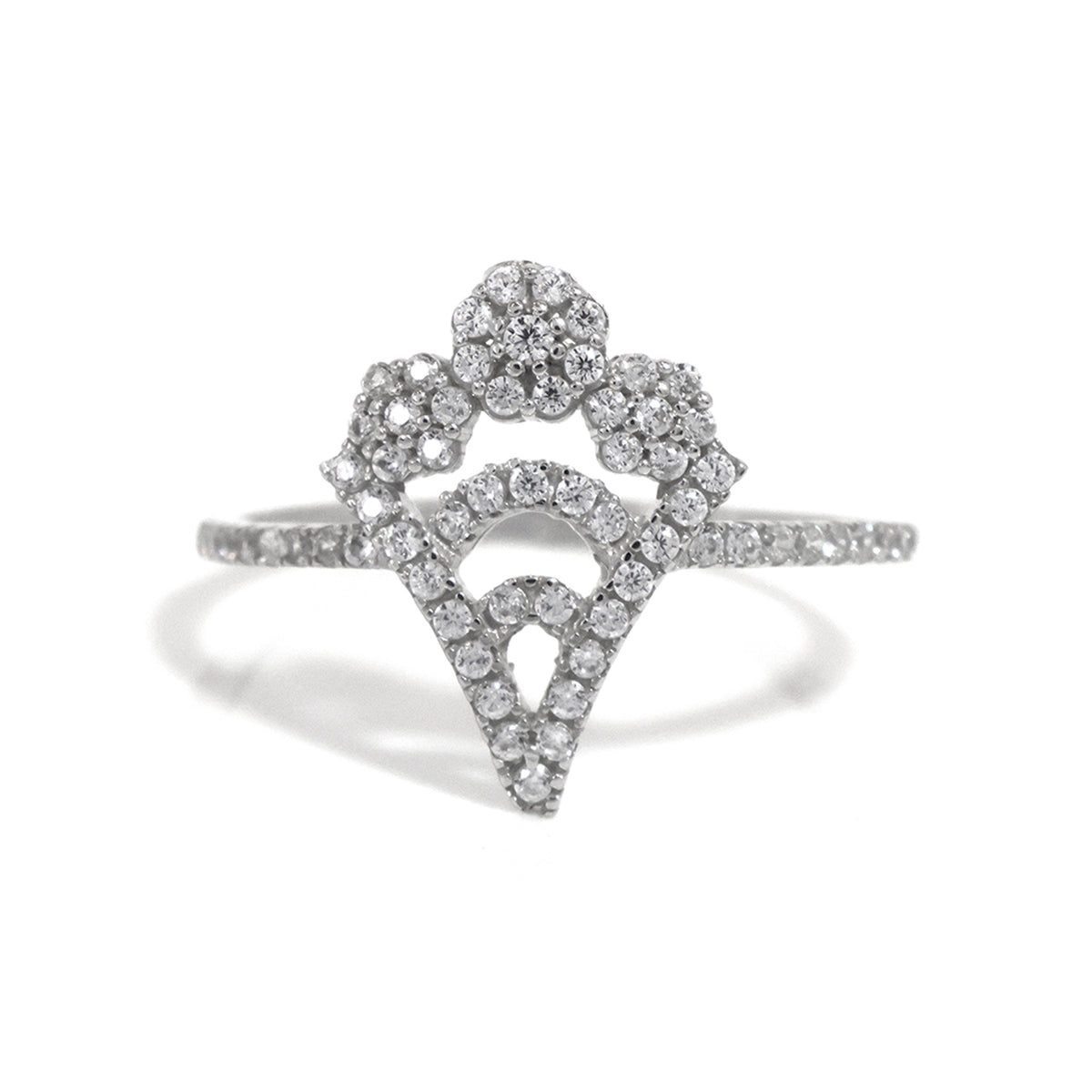 فضة خاتم مع intricate design on white background