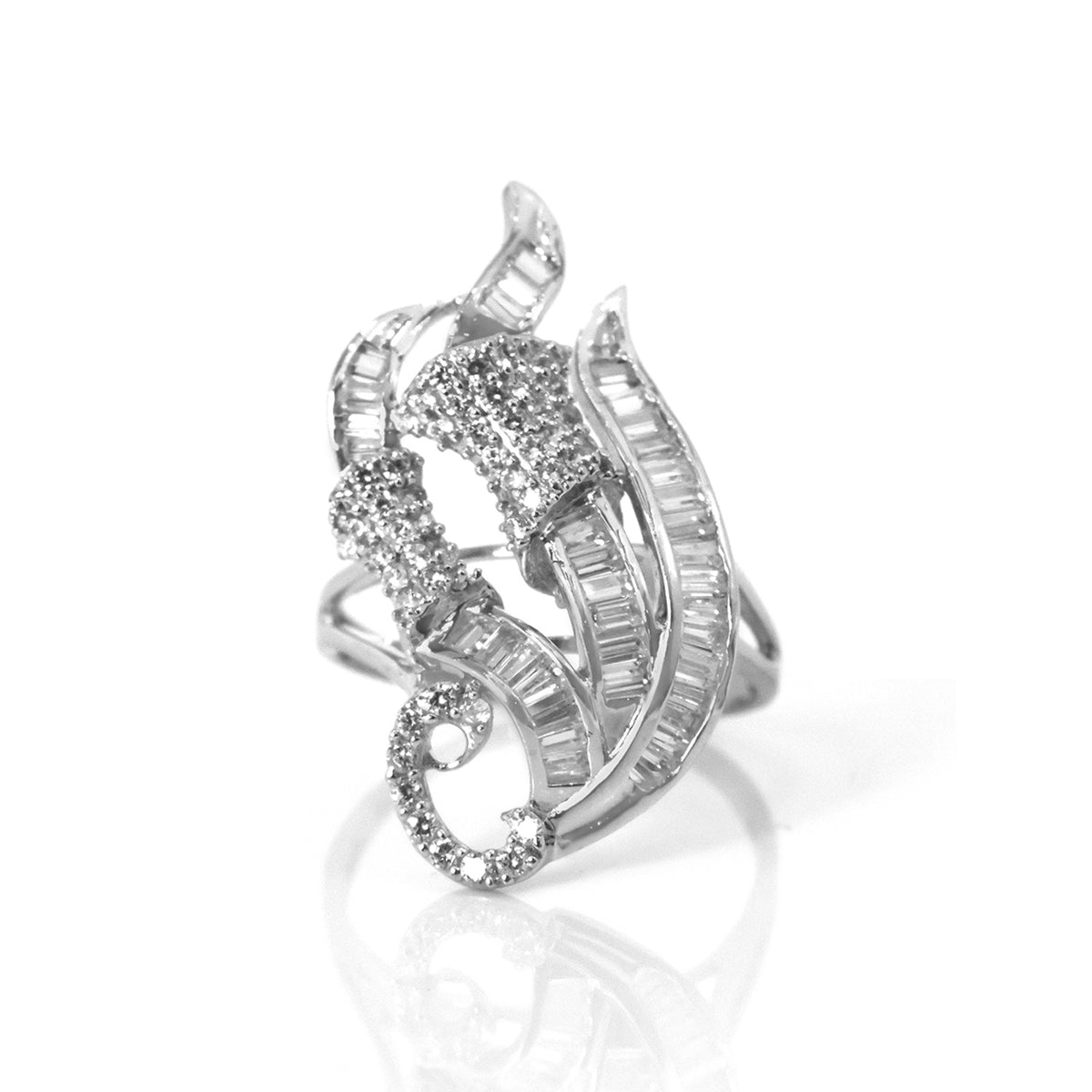 فضة خاتم مع gemstones on white background