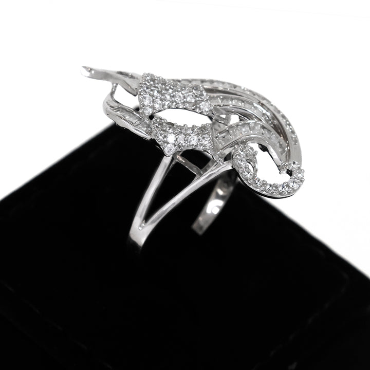 فضة خاتم مع intricate design on black stand