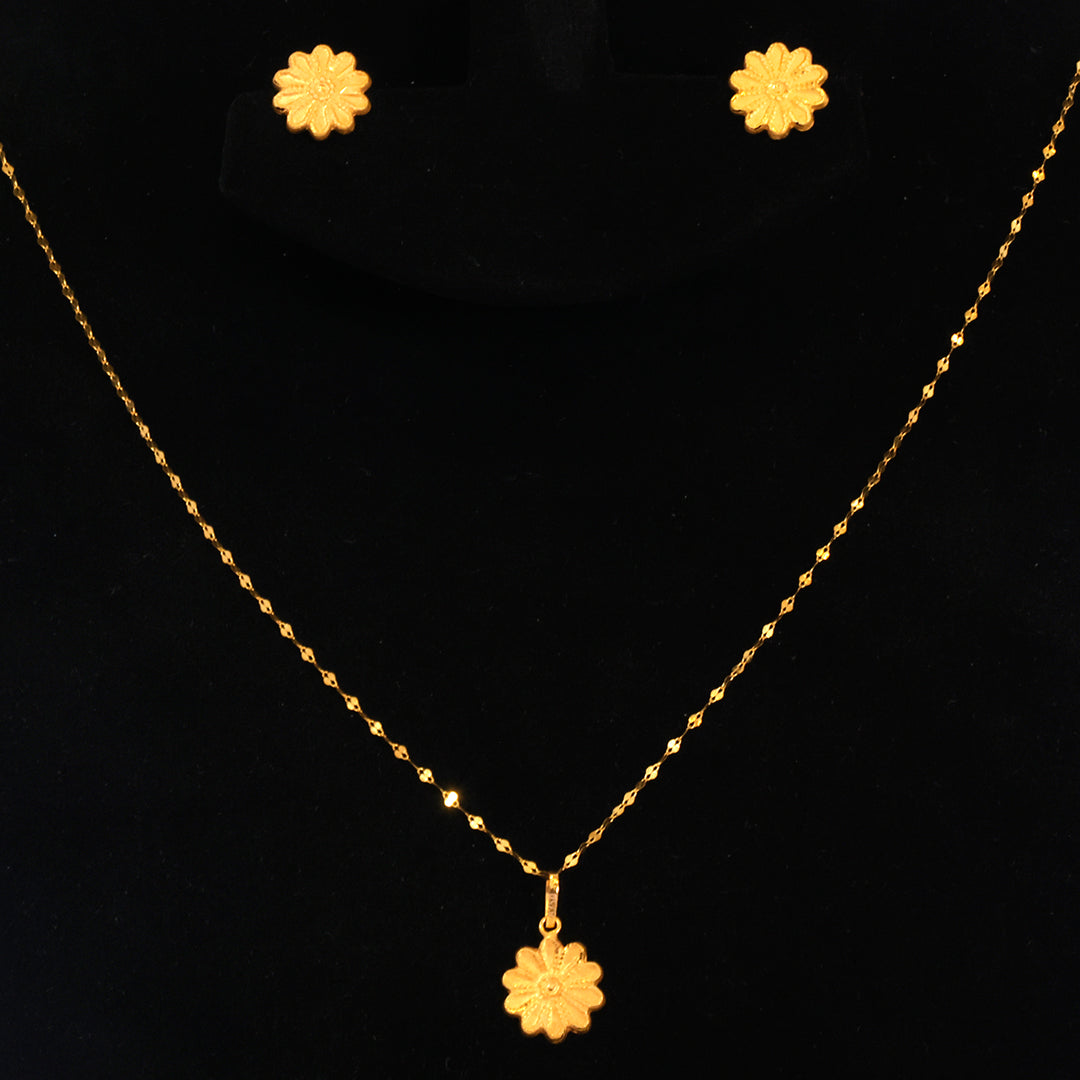 18K Gold Daisy Flower Necklace &amp; Earring Set
