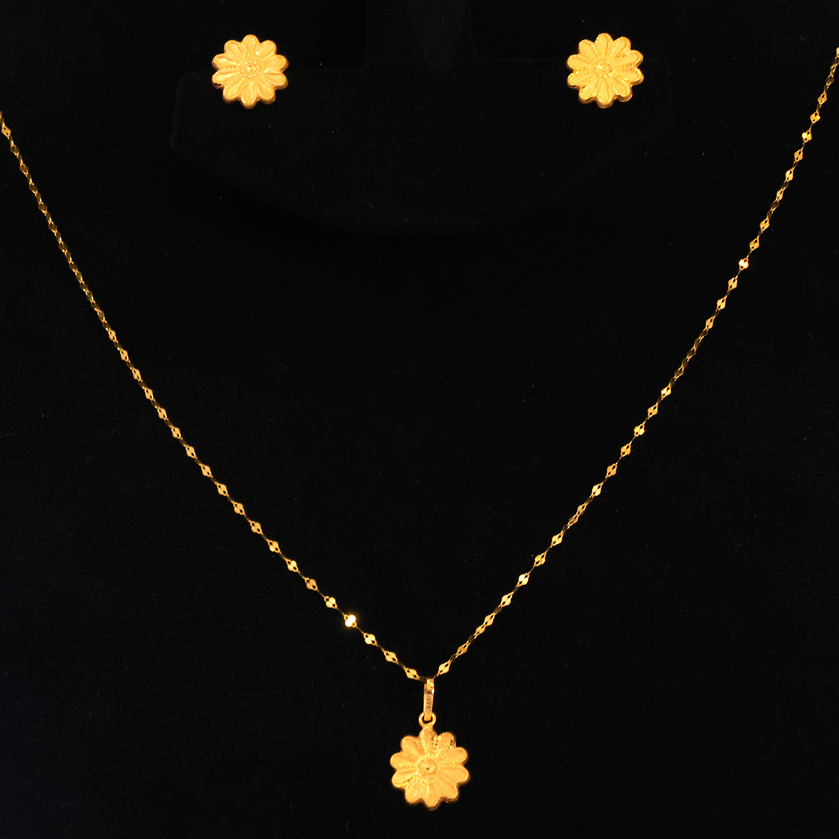 18K Gold Daisy Flower Necklace & Earring Set