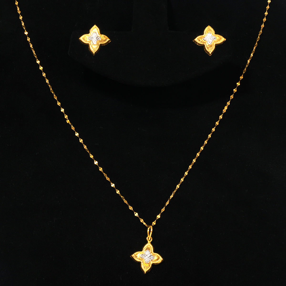 18K Gold Four-Point Star Necklace & Earring Set
