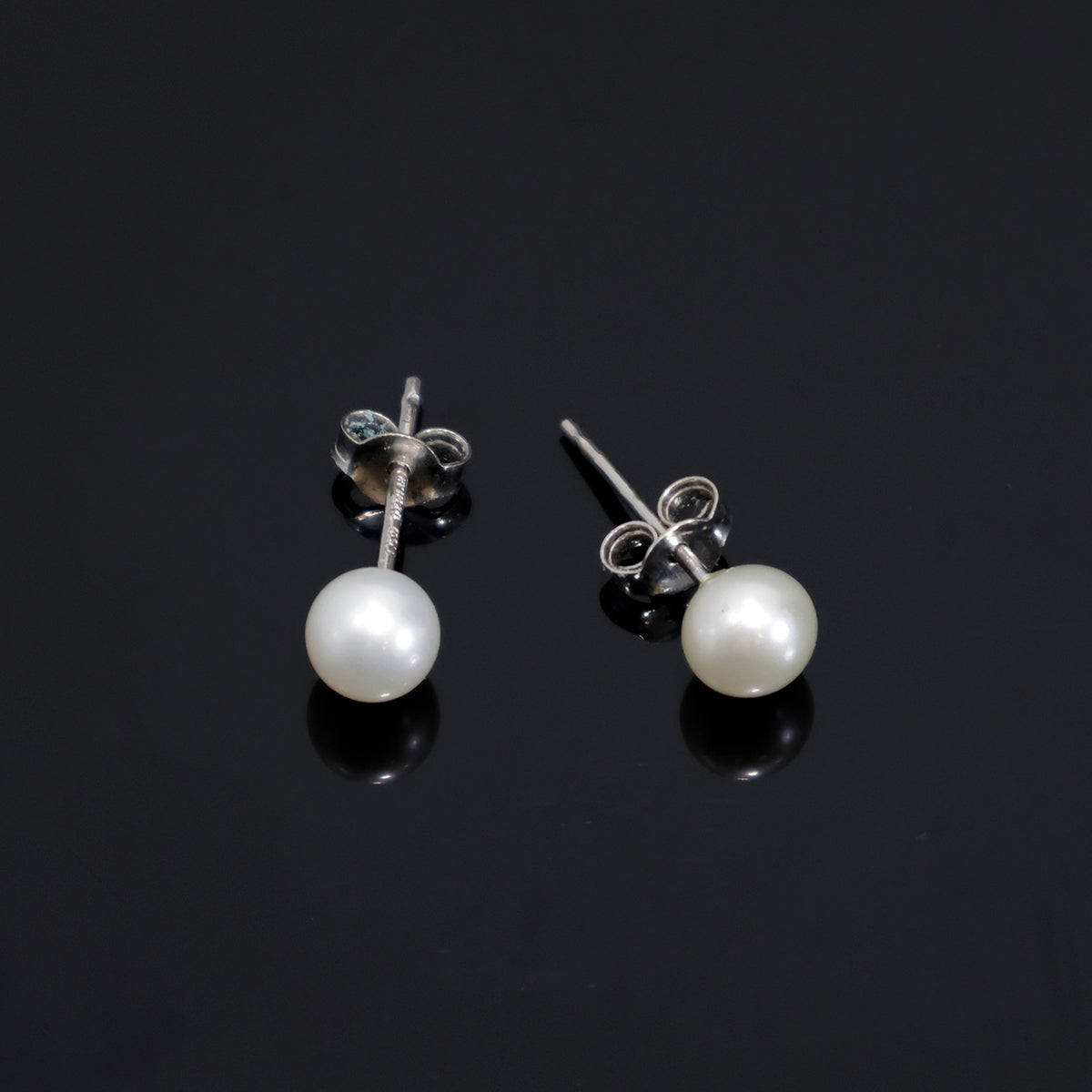 18K Gold Pearl Stud Earrings – Classic Everyday Elegance - Main View