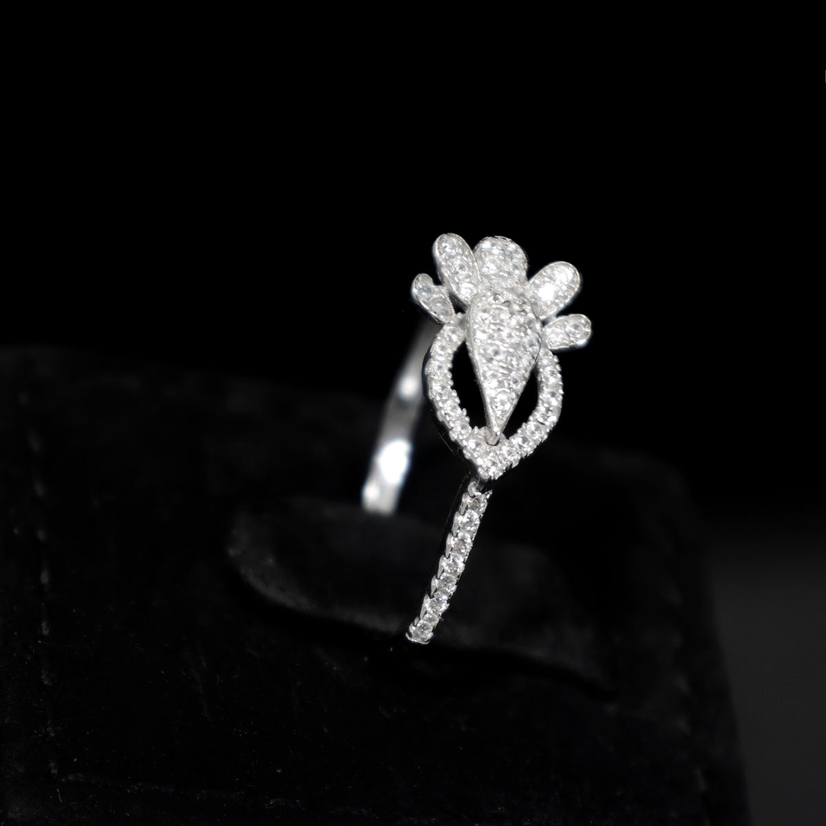18K Gold Rings – Delicate Floral & Leaf-inspired Design - Side angle