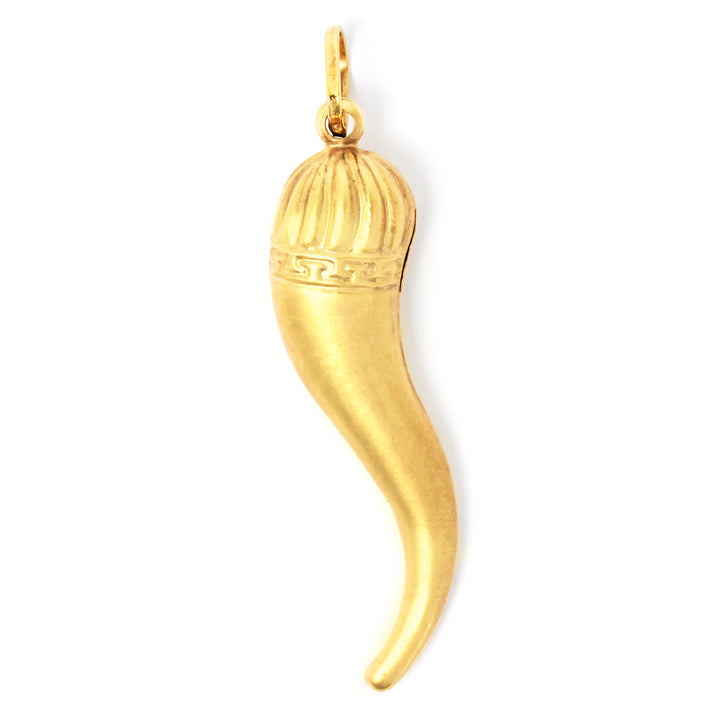 ذهب horn-shaped معلقة on white background