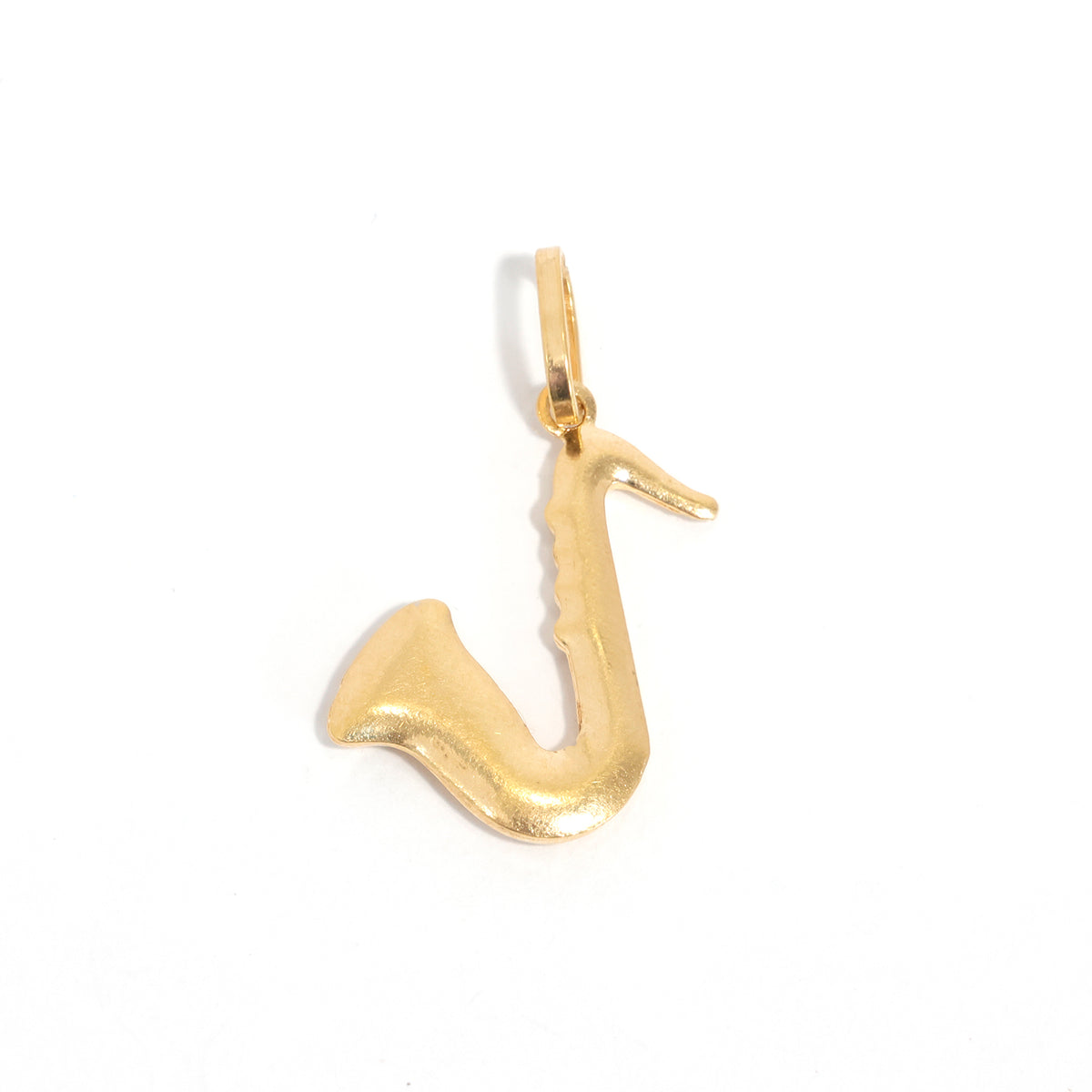 18K Gold Pendant – Sleek, Smooth Detailing, Balanced Pendant Profile – Close View