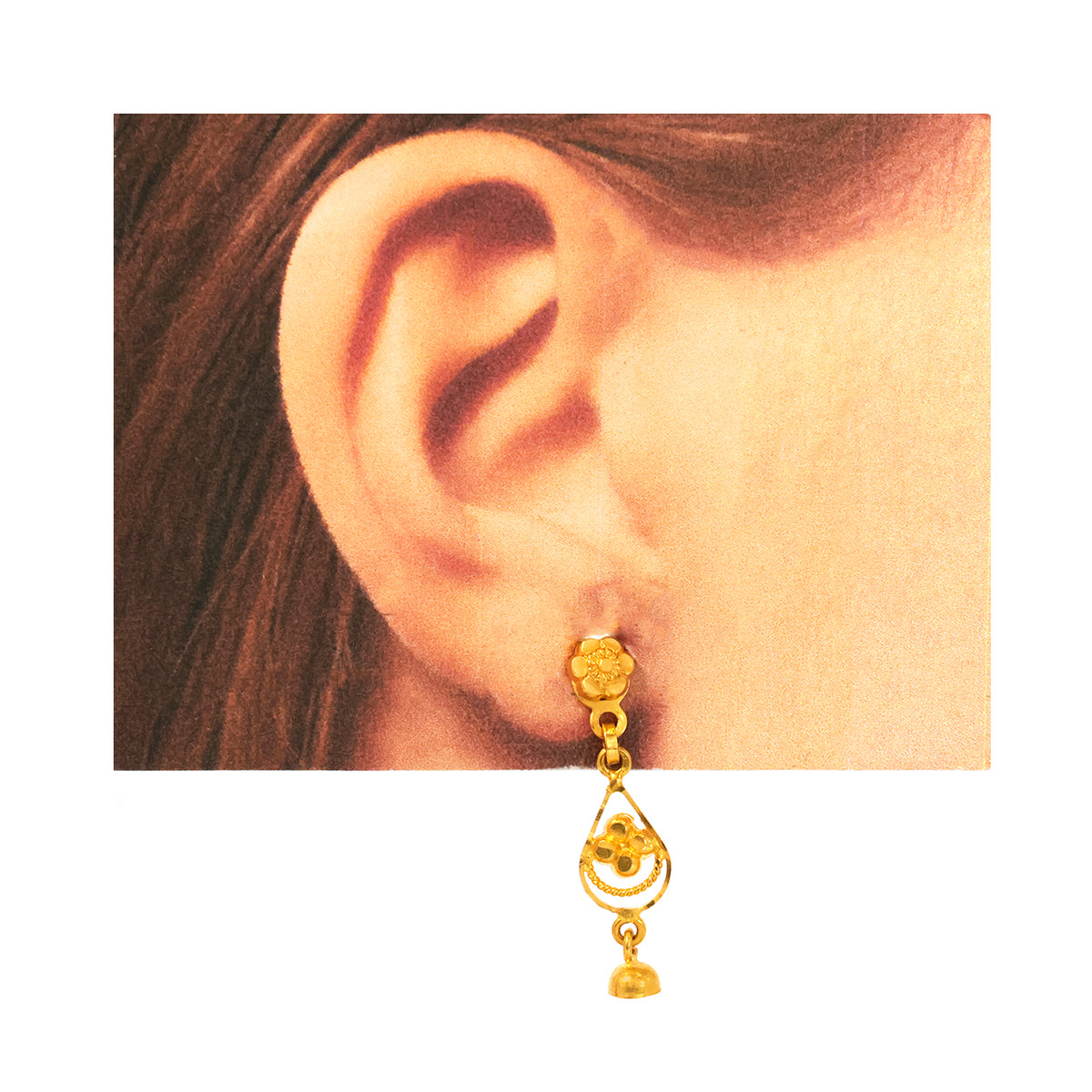 ذهب قرط worn on ear مع plain background