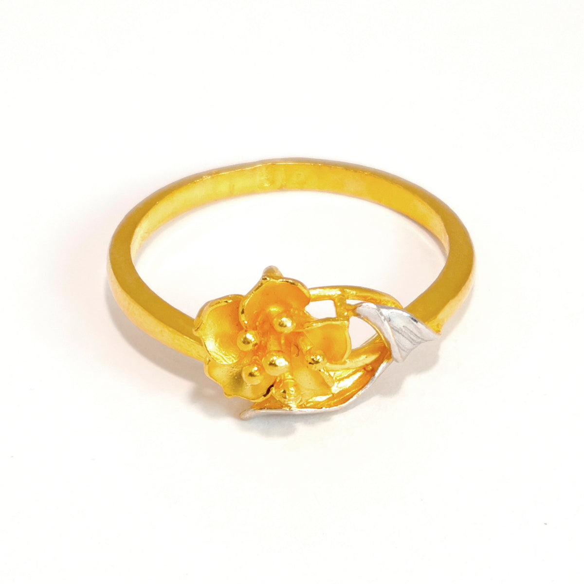 22K Gold Ring – spiral dual-tone carved ring design – Close View