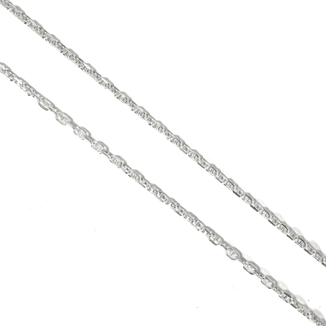 فضة سلسلة قلادة on white background