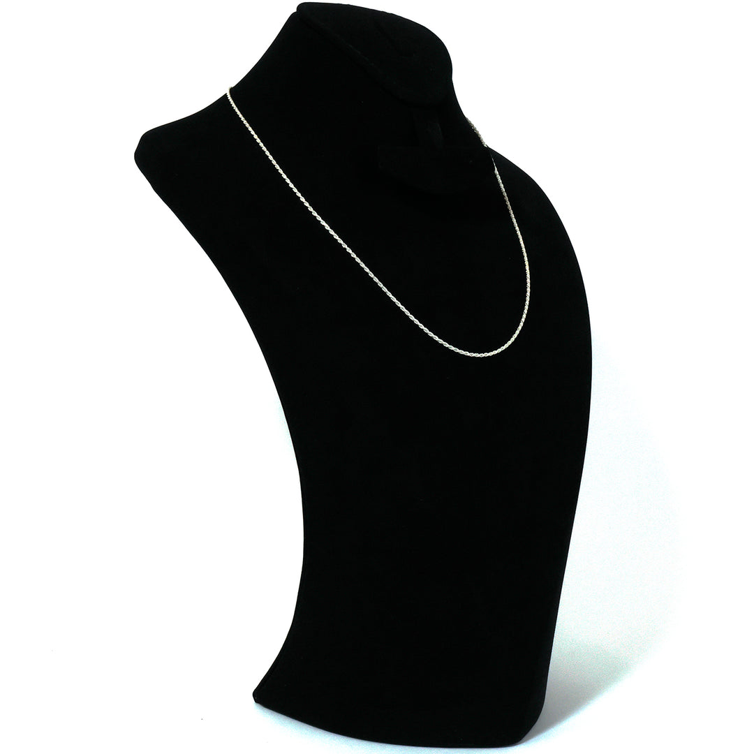 ذهب قلادة مع قلب-shaped معلقة on black mannequin bust.