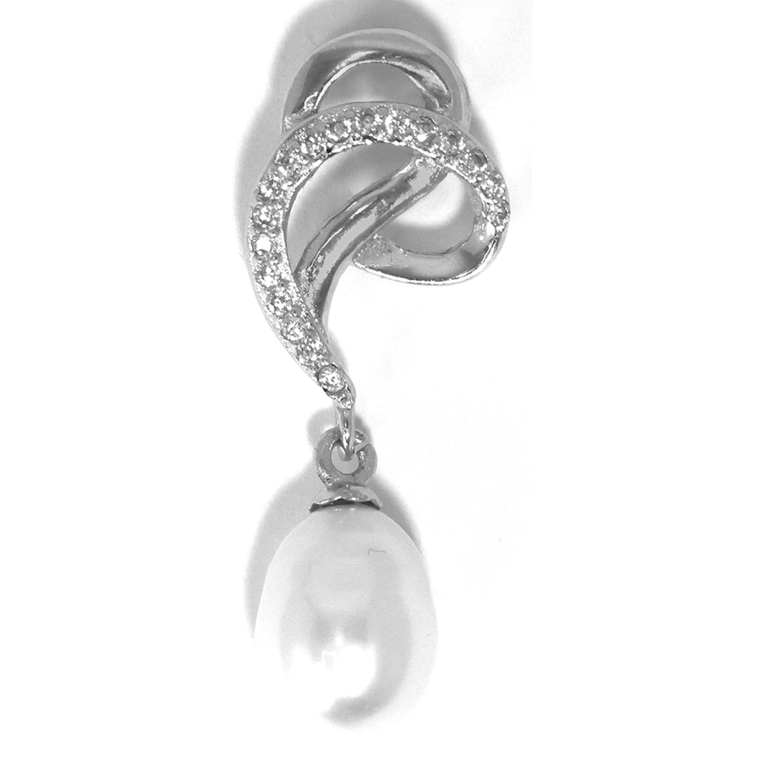 فضة قرط مع لؤلؤ drop on white background