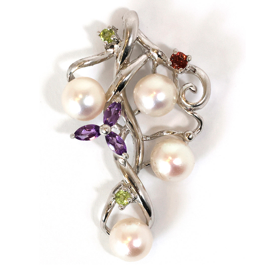فضة brooch مع لؤلؤs و gemstones on white background