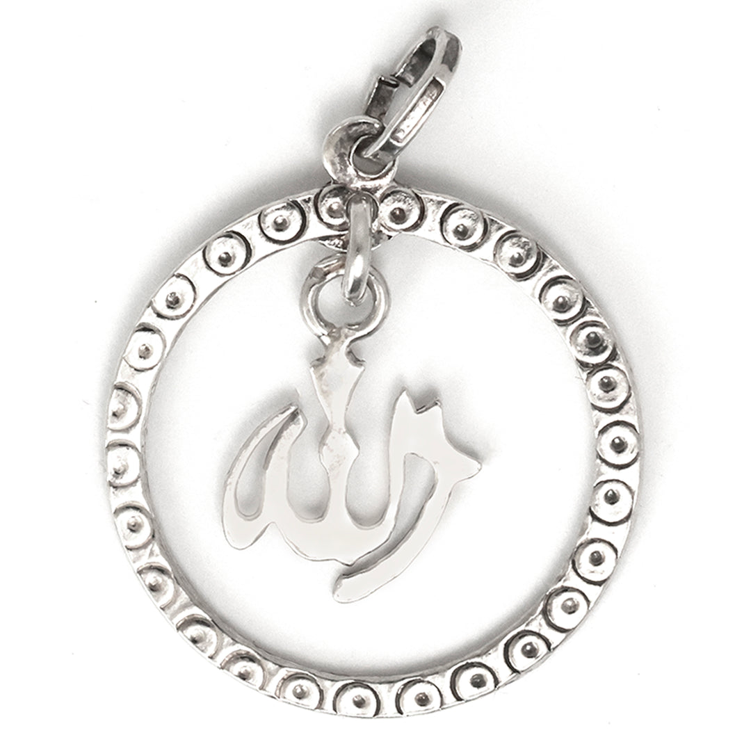فضة معلقة مع عربي calligraphy on white background