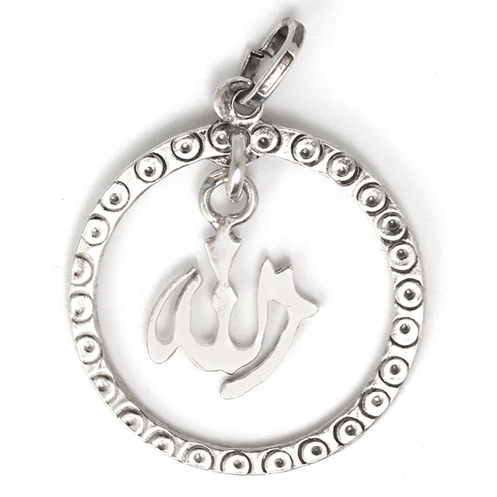 فضة معلقة مع عربي calligraphy on white background
