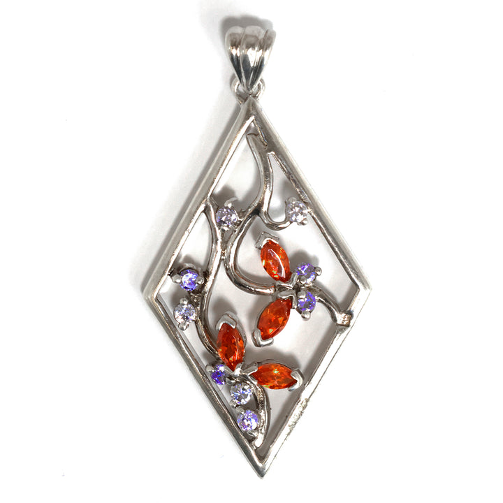 فضة معلقة مع colorful gemstones on white background