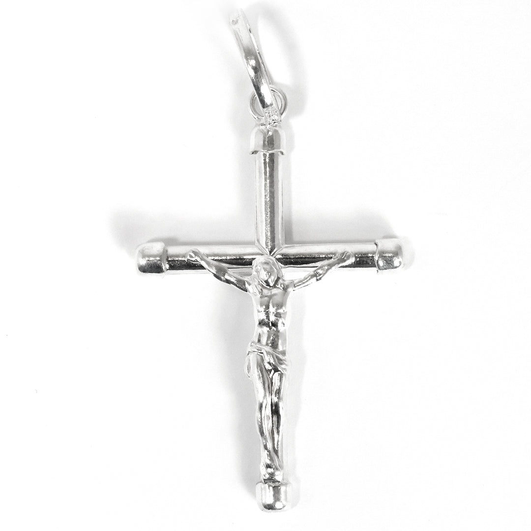 فضة crucifix معلقة on white background