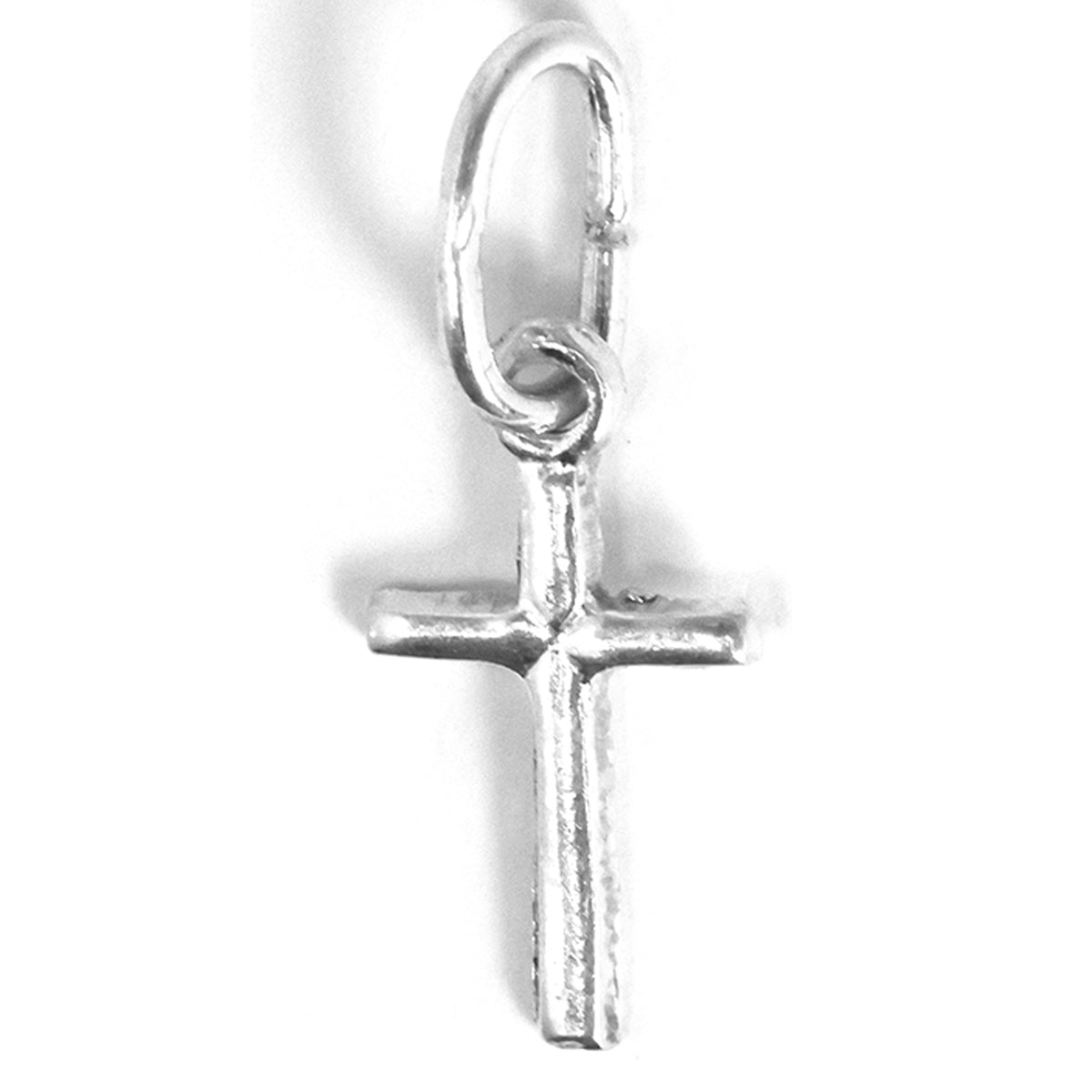 فضة cross معلقة on white background