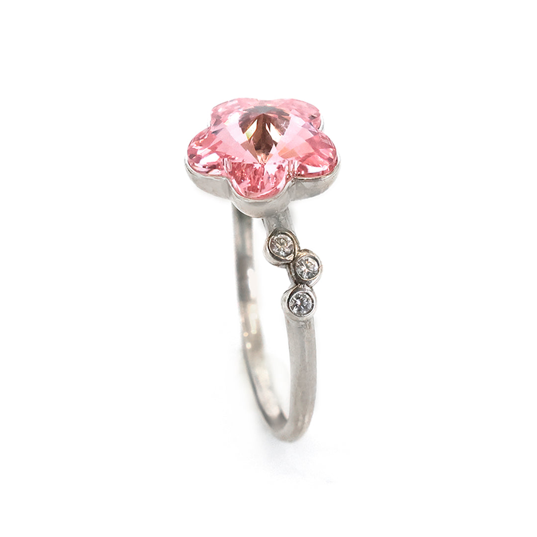 فضة خاتم مع pink gemstone on white background